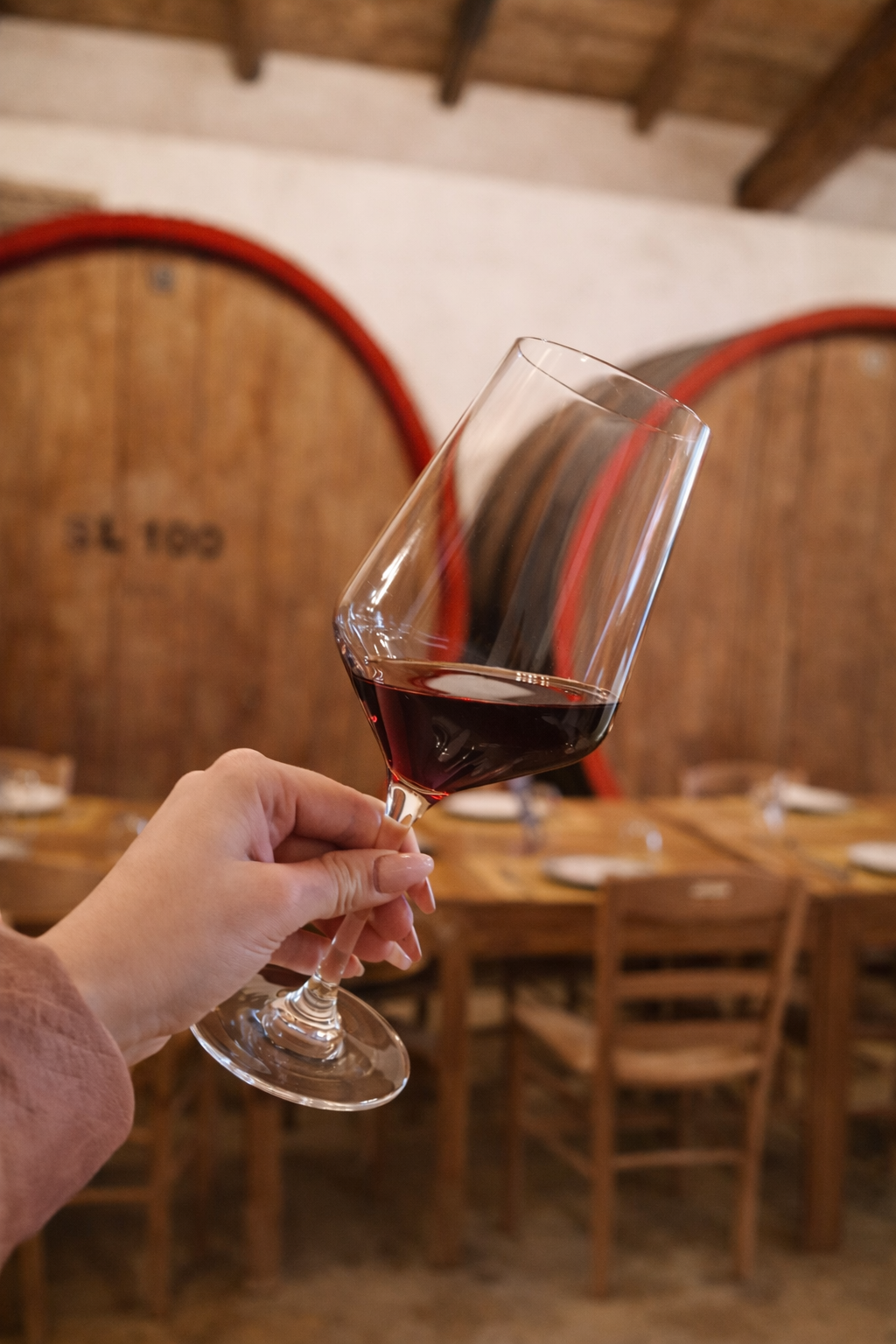 Calice di vino in cantina