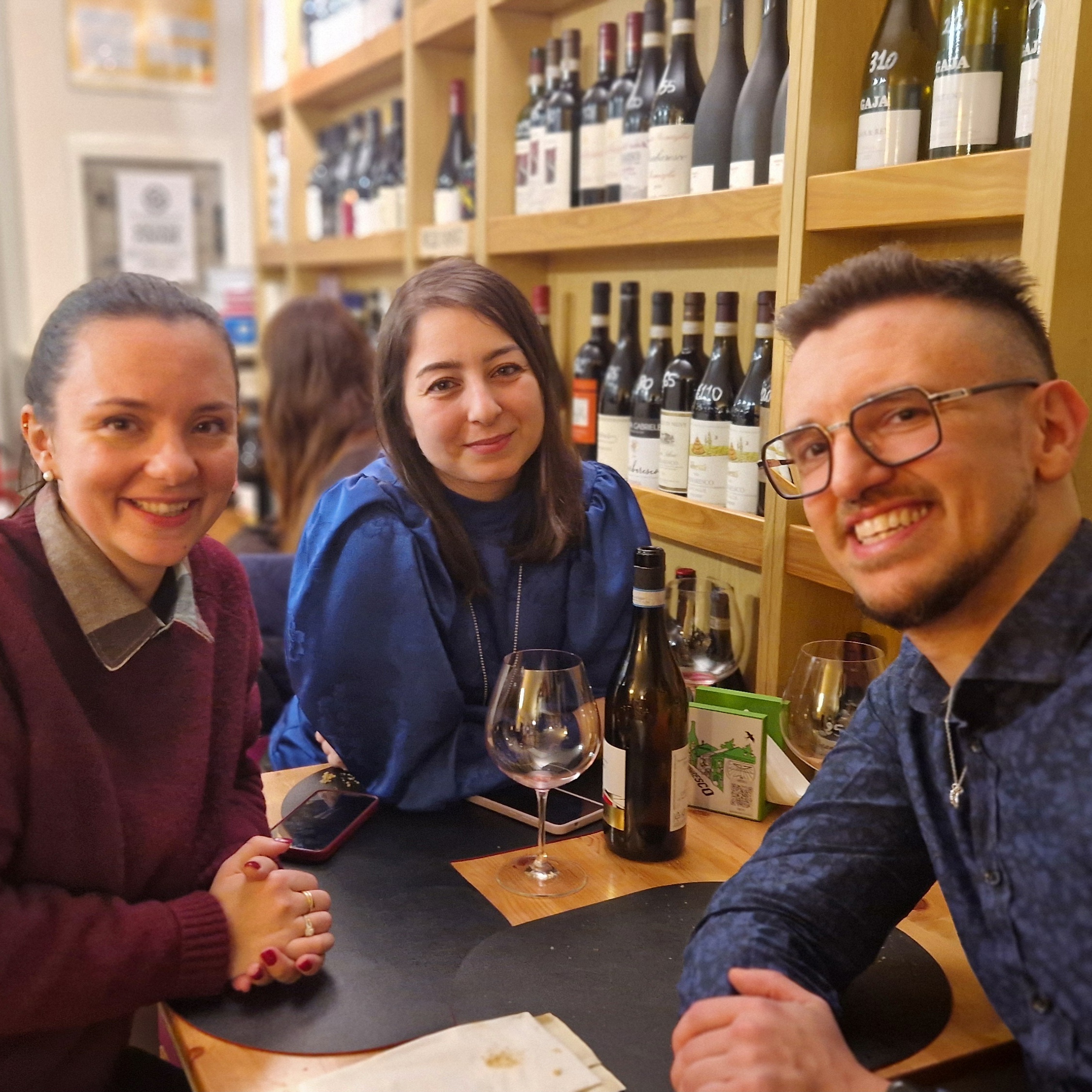 Vale e Giulia davanti a un calice
